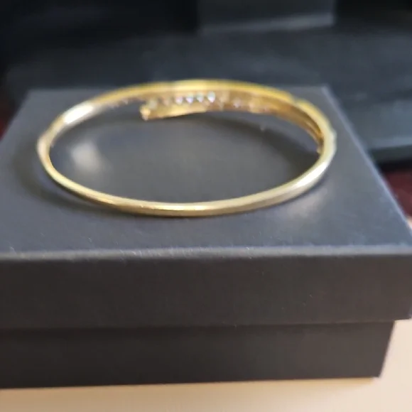 Elegant Gold And Diamond Bangle Bracelet Set In 14 Kt Gold. 7 Roynd Stones. - Picture 3 of 5